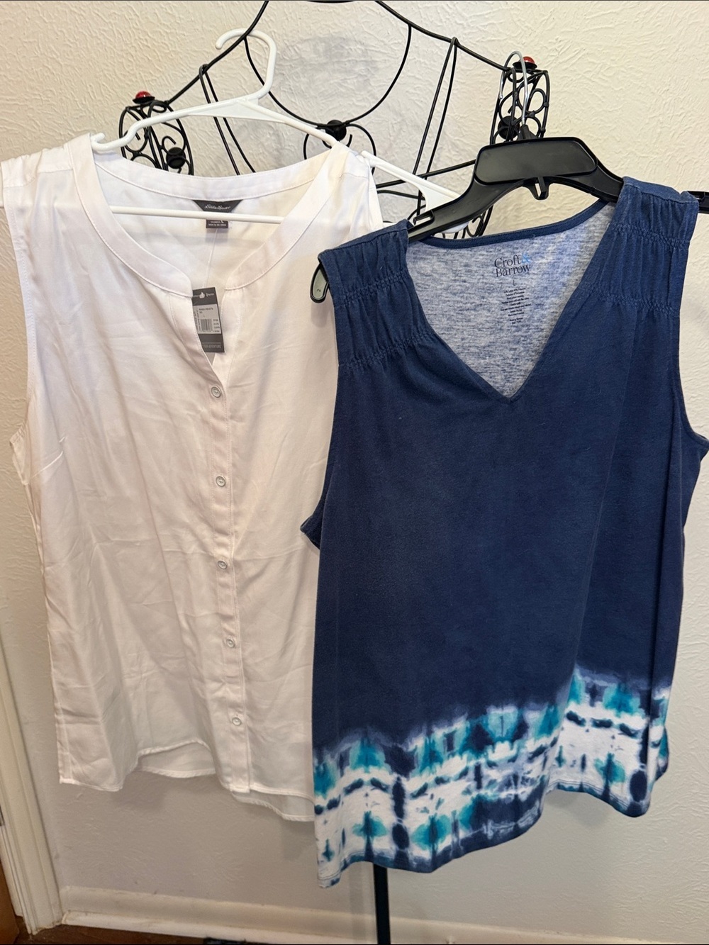 🎣🎣🎣3 for 12$🎣🎣🎣Solid White/Tye Die V-Neck Sleeveless Tops